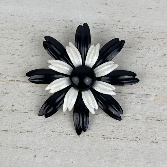 VTG 1960’s Black White Daisy Flower Brooch Pin Metal & Enamel Mod Style 60’s - Picture 1 of 16